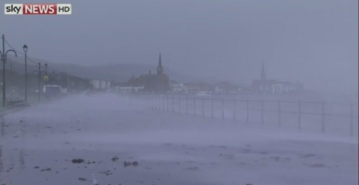 Furtuni violente in Marea Britanie si ninsori puternice in SUA. O "bomba meteo" face ravagii in Oceanul Atlantic