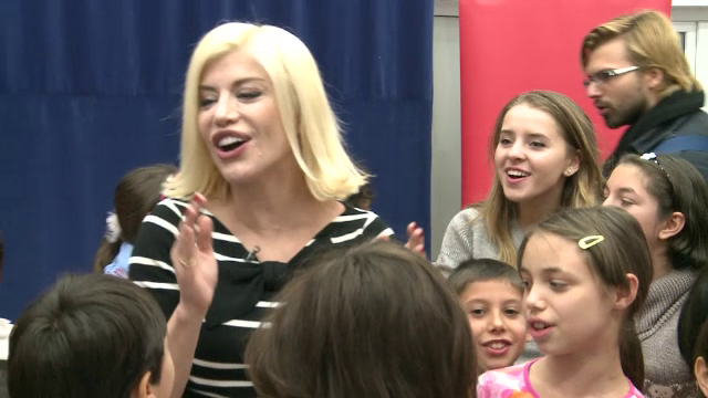 Loredana si fetele din echipa ei au vizitat o casa de copii. Surpriza pregatita pentru semifinala Vocea Romaniei