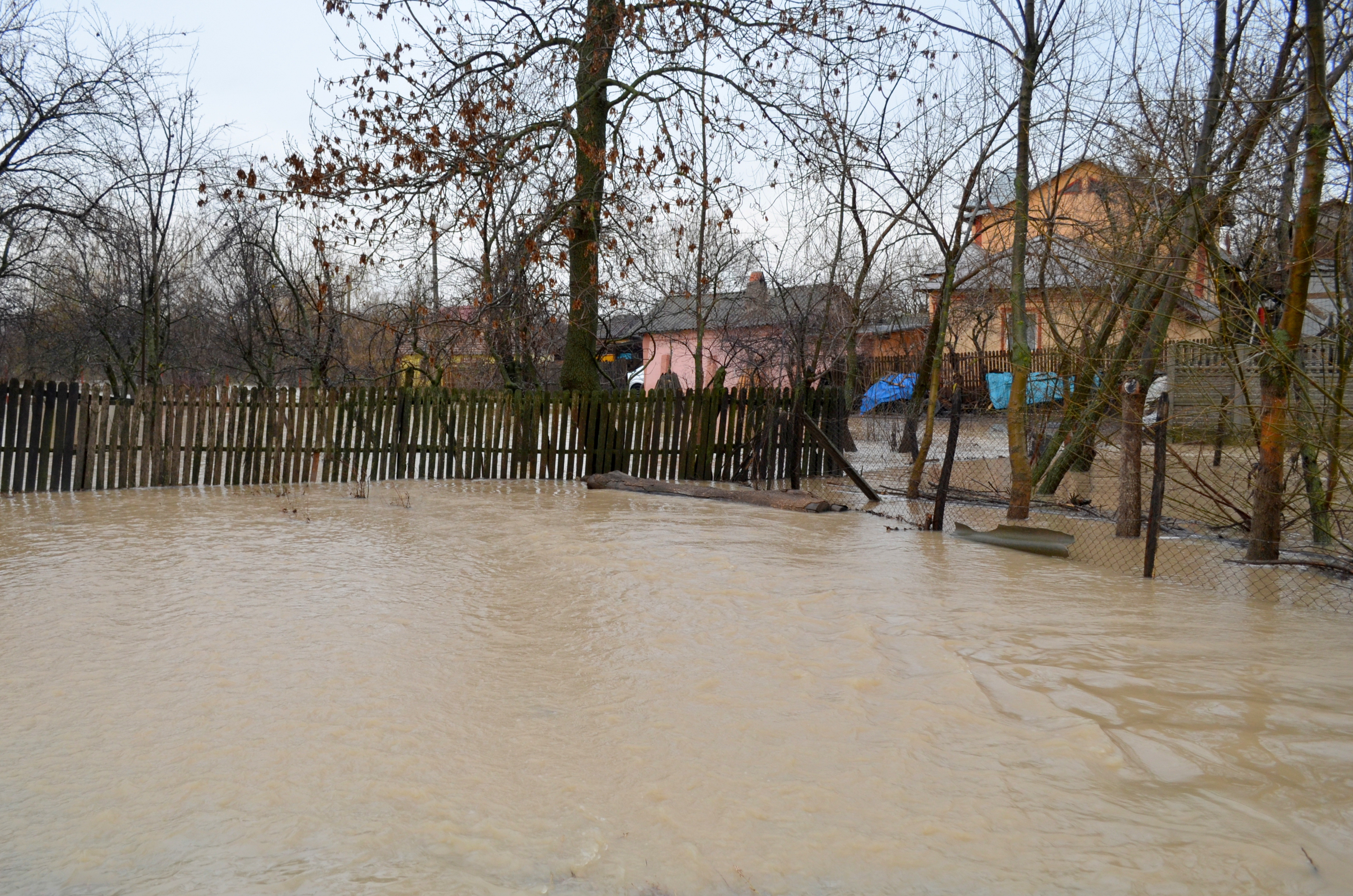 CODUL PORTOCALIU de inundatii, prelungit in 3 judete pana duminica la pranz. Cele mai grave probleme, in Teleorman si Giurgiu