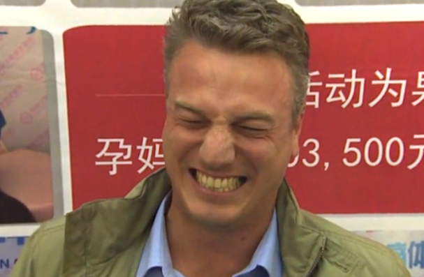 Un corespondent CNN a testat pe propria piele un aparat de simulat durerea unei nasteri. VIDEO