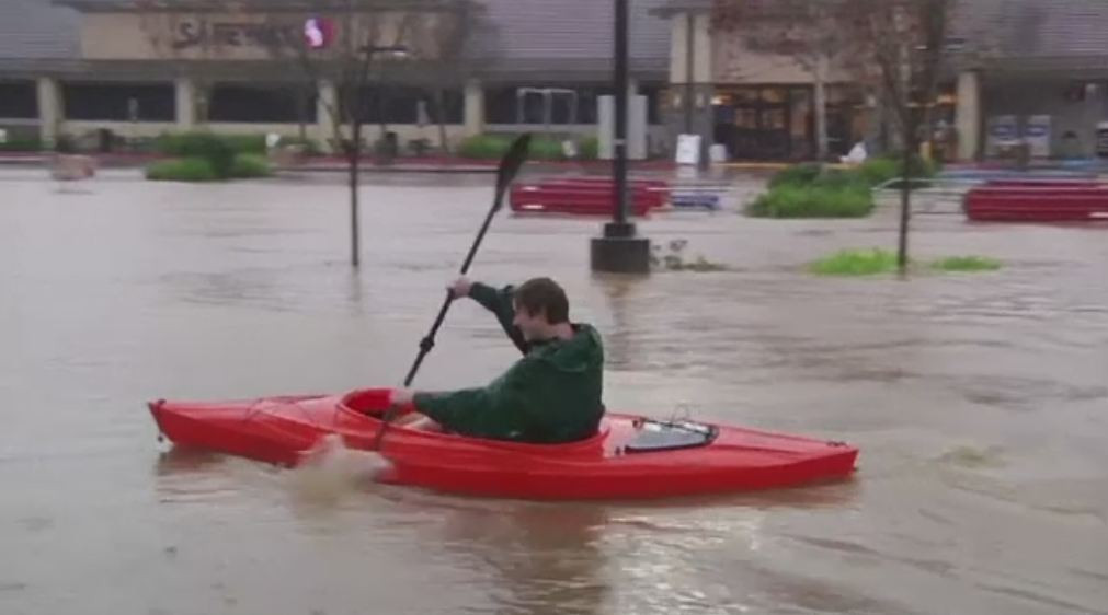 COD GALBEN de inundatii pe rauri din noua judete, de vineri pana duminica. Harta zonelor afectate