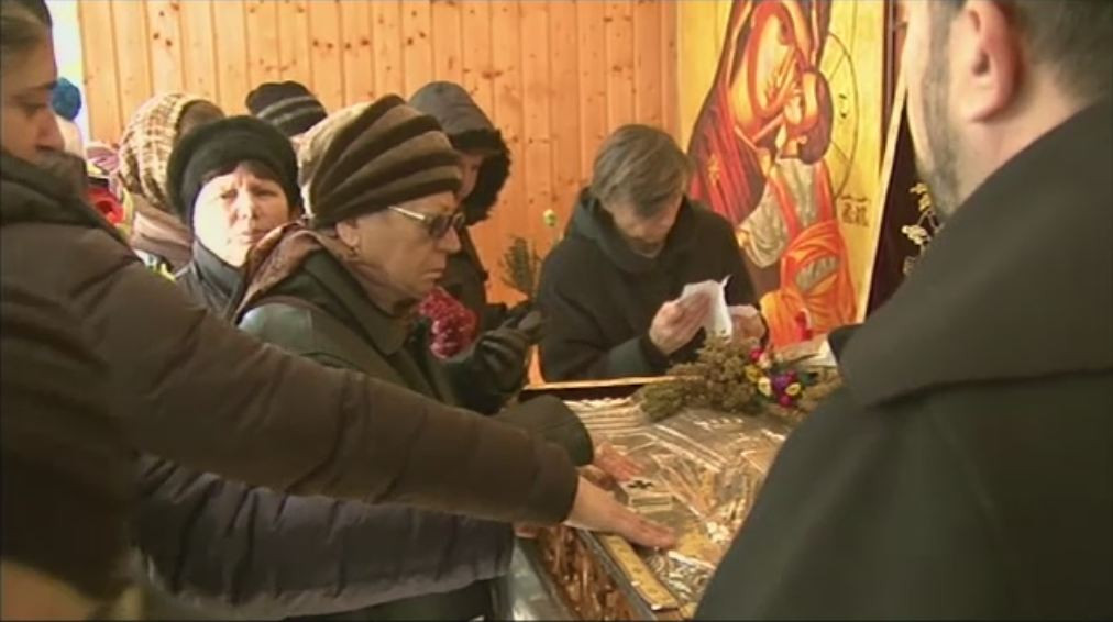 Pelerinaj in Bucuresti. Mii de oameni au venit sa se inchine la moastele Sf. Spiridon