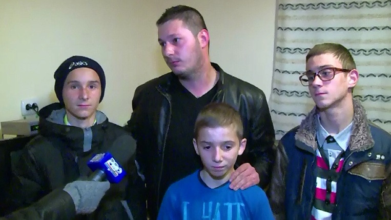 Casa fratilor Kovacs s-a umplut de cadouri si bucurie. Un tanar imobilizat in scaunul cu rotile le-a daruit calculatorul lui