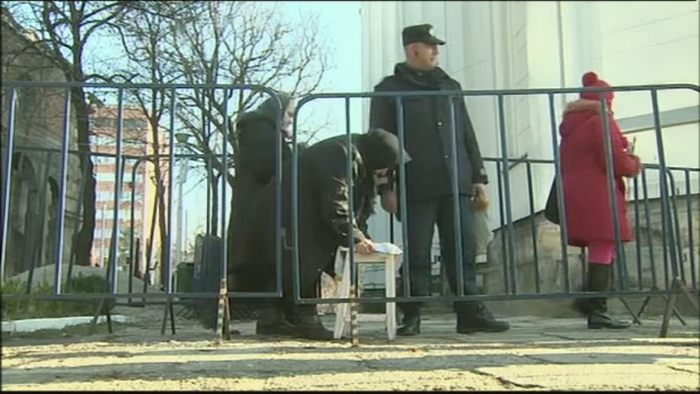 Pelerinaj in Bucuresti la moastele Sfantului Spiridon. Credinciosii au picat si de aceasta data prada hotilor