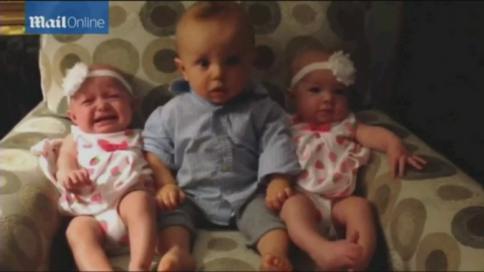 Momentul in care un baiat din SUA vede pentru prima oara gemene. Reactia de milioane a copilului