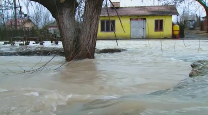 Situatie tragi-comica in Teleorman. Oamenii spun ca primarul a lasat ca apele sa vina peste ei pentru a isi salva pestii