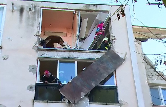 Copil de patru ani, ranit in urma unei explozii produse intr-un bloc din Bumbesti-Jiu