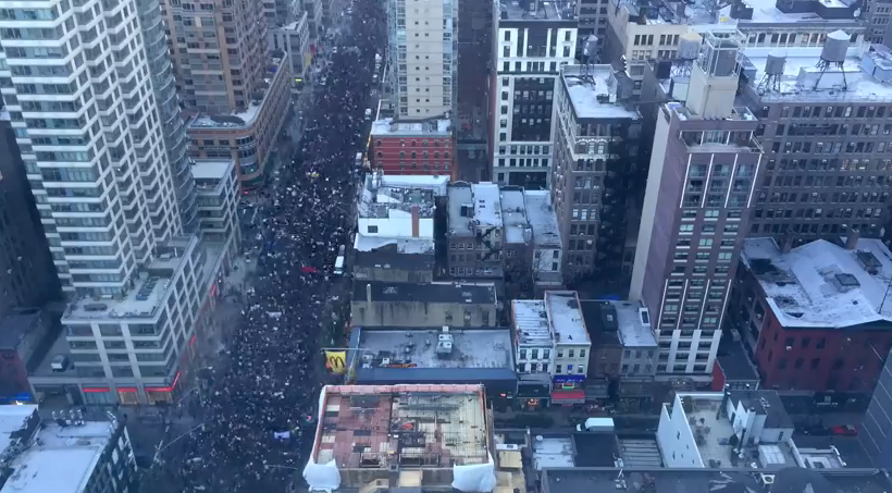 Mii de americani au cerut in strada ca politistii albi care au ucis tineri de culoare sa fie judecati. VIDEO