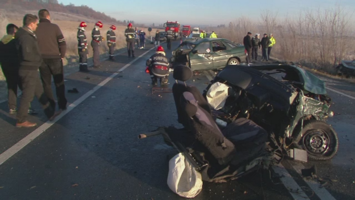 O masina s-a rupt in doua la PROPRIU dupa un accident violent, in Hunedoara. Doua oameni au murit pe loc