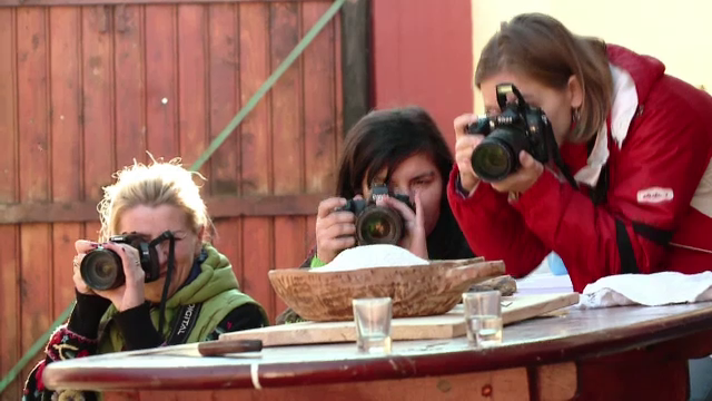 Momente autentice la pomana porcului surprinse de 15 pasionati de fotografie. Sedinta foto originala in Tara Fagarasului