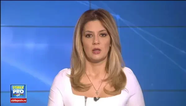 O masina s-a rupt in doua la PROPRIU dupa un accident violent, in Hunedoara. Doua oameni au murit pe loc