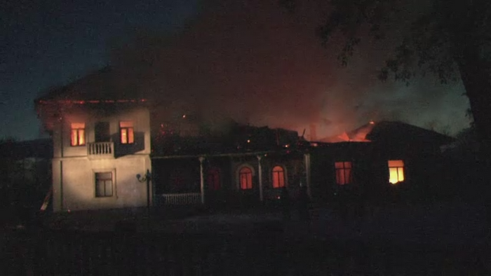 Un conac istoric din Suceava s-a transformat in cenusa. Proprietarii se planga ca pompierii au venit prea tarziu