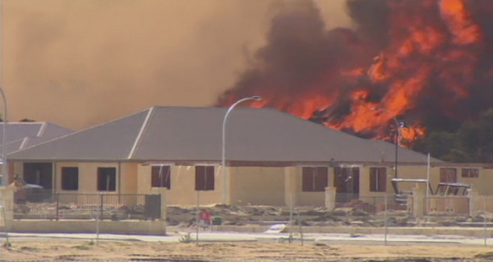 Incendiu de vegetatie in Australia. Pompierii incearca sa opreasca flacarile, care ameninta sa distruga mai multe case