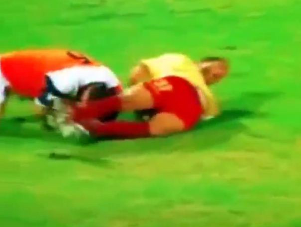 Moment ciudat la un meci de fotbal din Kuwait. Nu i-a venit sa creada si a sarit la bataie imediat