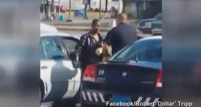 Povestea care a emotionat pe toata lumea. Cum a reactionat un politist care a prins o femeie ca fura mancare din magazin