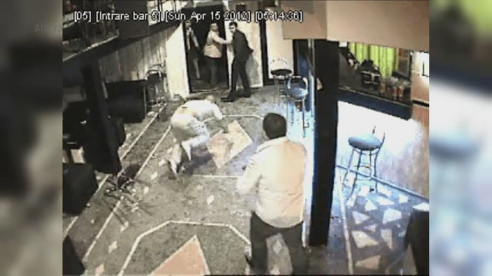 Bataie FILMATA intr-un restaurant din Mangalia. Presupusii membri ai unui clan interlop au atacat un grup de tineri