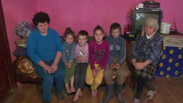 Povestea emotionanta a patru frati din Maramures. Seara stau desculti in frig si mananca mamaliga, ziua muncesc prin vecini