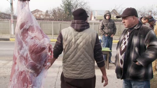 Fermierii vand carnea de porc la mica tocmeala. Cat mai costa un kilogram, in preajma Craciunului