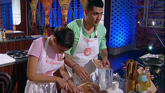 MASTERCHEF, SEZONUL 5. De ce cutia misterelor mirosea ingrozitor iar concurentii au fost legati cu catuse la maini