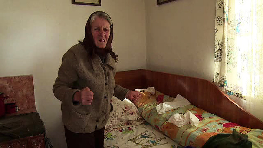 Batrana amenintata cu moartea si talharita chiar de vecina ei. "Unde e banii, unde e banii?"