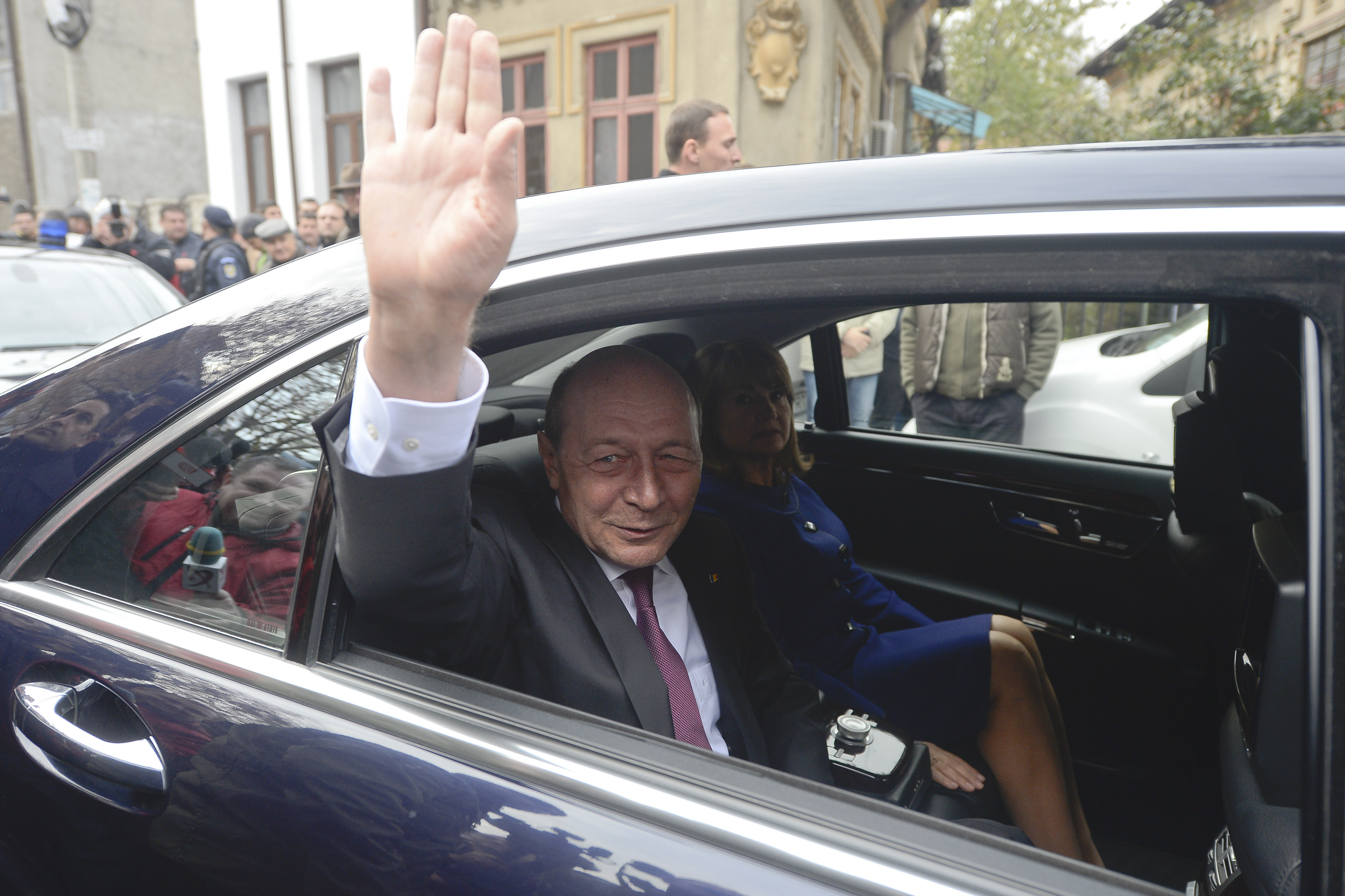 Traian Basescu si-a decorat medicul de familie "pentru daruirea si abnegatia dovedite"