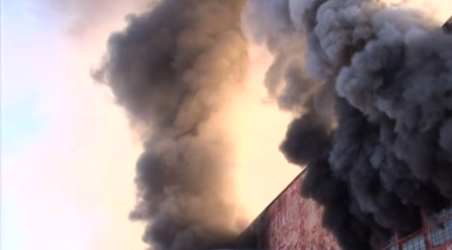 Incendiul care se reaprinde imediat ce a fost stins. In Suceava, pompierii se lupta cu flacarile de peste 24 de ore