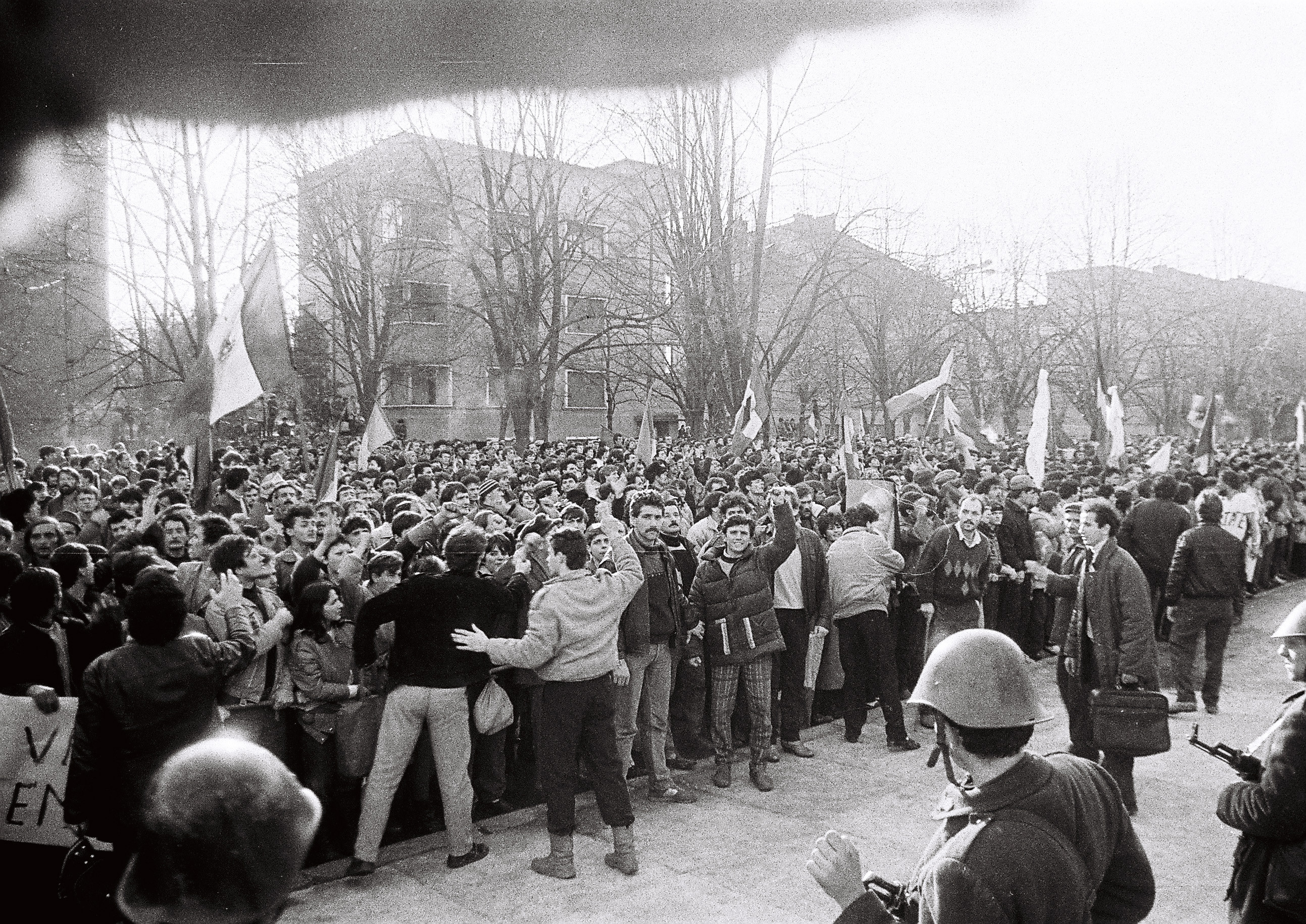 16 decembrie 1989, Timisoara. Momente tensionate, dupa ce Catedrala Metropolitana a fost inchisa, "ca acum 25 de ani"