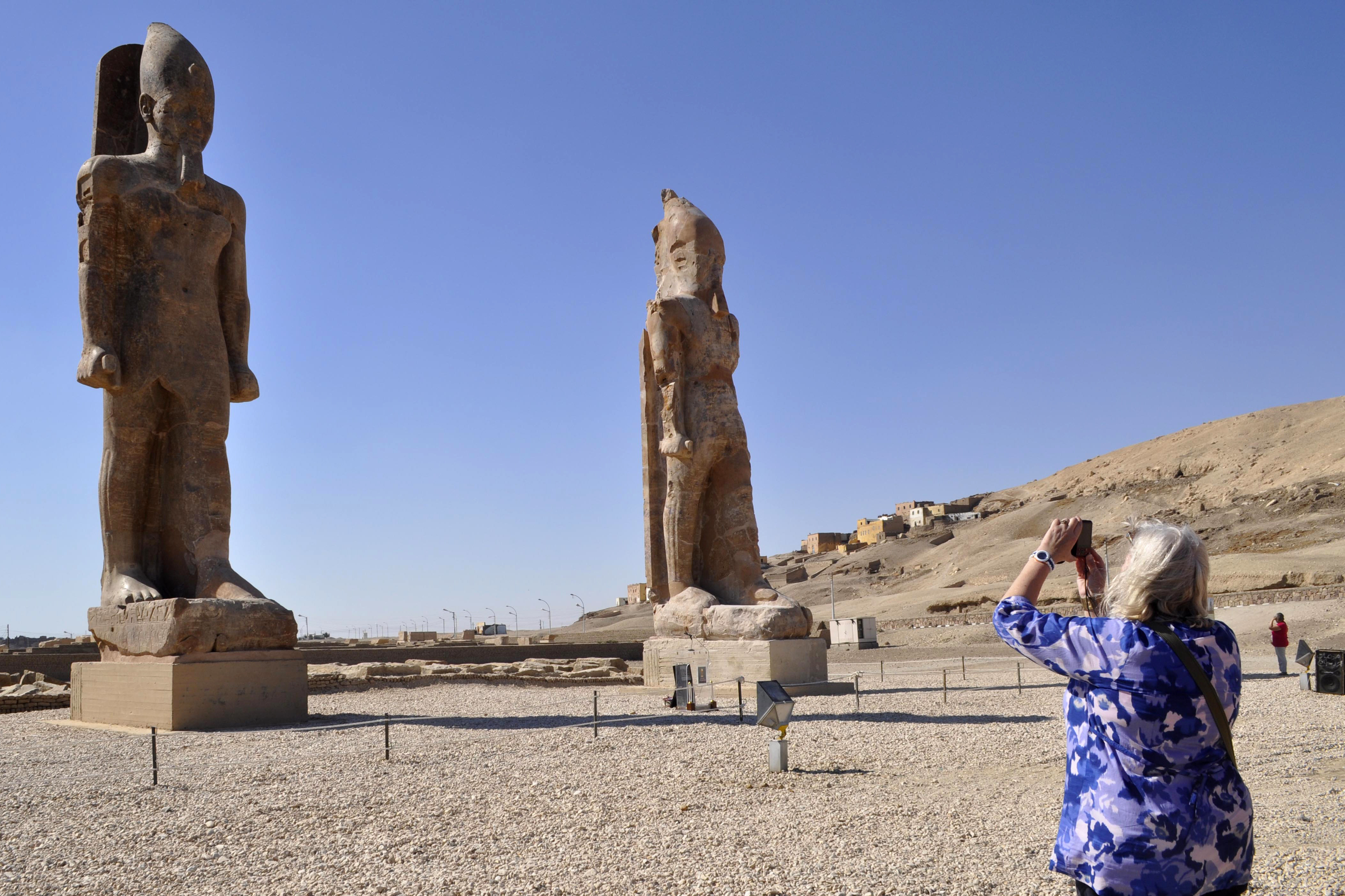 O statuie uriasa a faraonului Amenhotep al III-lea, distrusa de un cutremur acum 3000 de ani, a fost dezvelita in Egipt