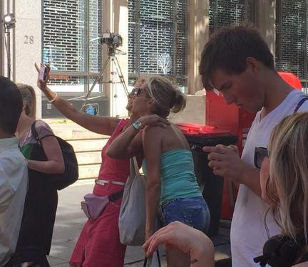 Mania selfie: Oamenii se fotografiaza cu cafeneaua din Sidney in care au fost luati mai multi ostatici