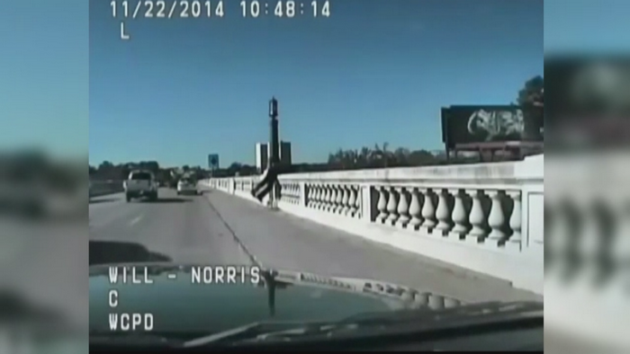 Operatiune de salvare FILMATA in SUA. Momentul in care un politist opreste un sinucigas de la moarte