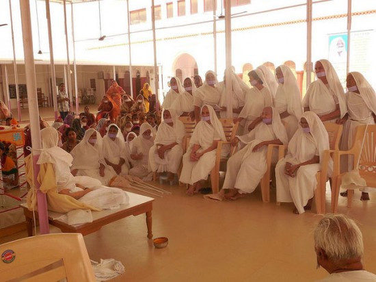 Religia a carei adepti postesc pana mor de foame. Sute de persoane recurg anual la "Santhara"