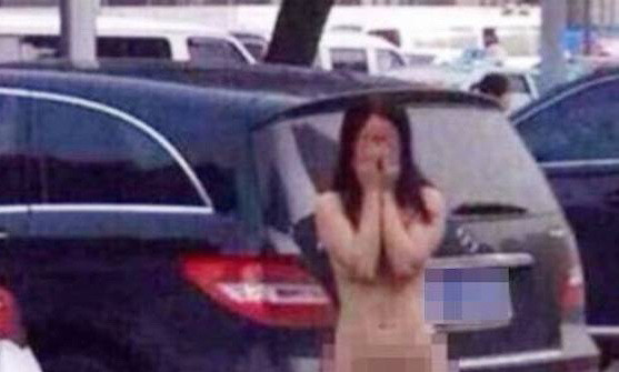 Un barbat si sora geamana a sotiei, lasati dezbracati in strada, dupa ce au fost surprinsi in ipostate intime. GALERIE FOTO