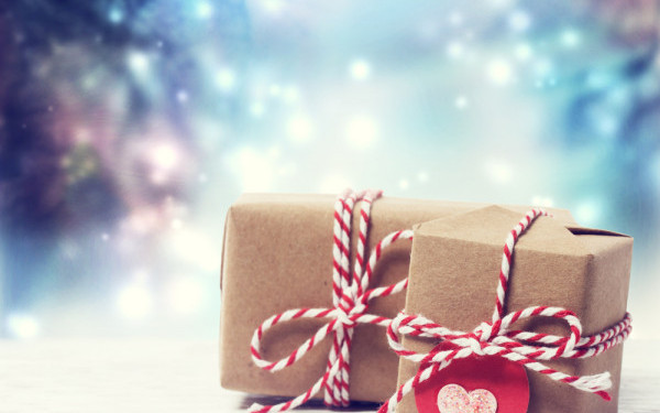 Cadouri despre care n-o sa crezi ca au costat sub 100 lei. Cum sa-ti organizezi bugetul si iei daruri pentru toti prietenii