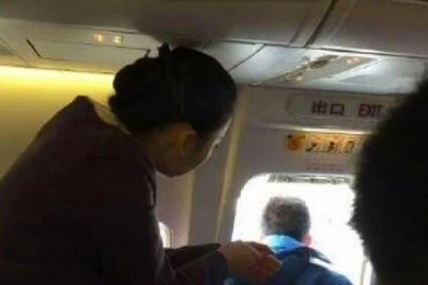 Un pasager a creat panica la bordul unui avion, dupa ce a deschis usa de urgenta. Explicatia lui a facut inconjurul lumii