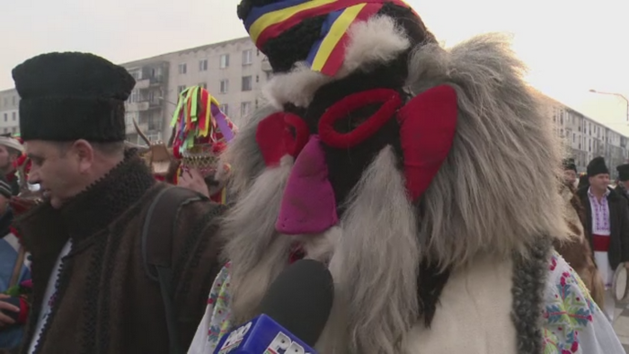 Procesiune a colindatorilor in Buzau. Spectatorii s-au declarat incantati de cei care mentin vechile obiceiuri