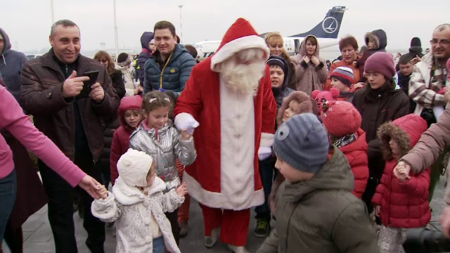Mos Craciun a sosit cu avionul in Romania, cu cadouri pentru toti copiii. Programul incarcat pe care l-a avut miercuri