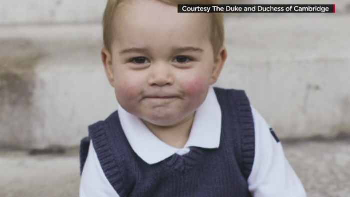 Are doar un an, dar deja da tonul in moda. Pantofii si vesta purtate de Printul George, epuizate in magazine