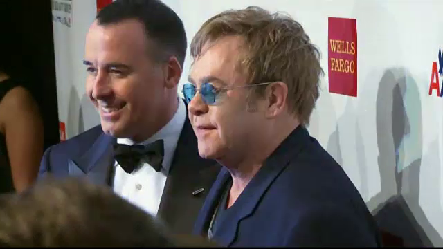 Elton John se casatoreste pentru a doua oara cu iubitul lui si face nunta la sfarsitul acestei saptamani