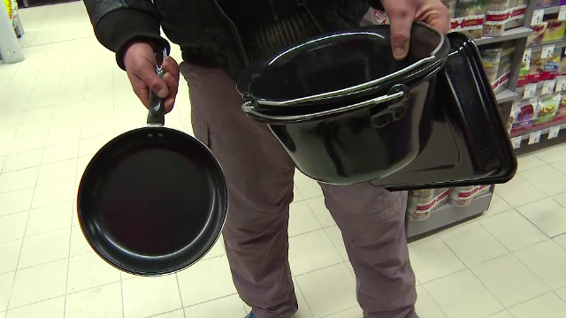 Bataie pe ceaune la deschiderea unui hypermarket in Targu Jiu: "Vai de capul meu, e oferta, fir-ar a dracului de oferta"