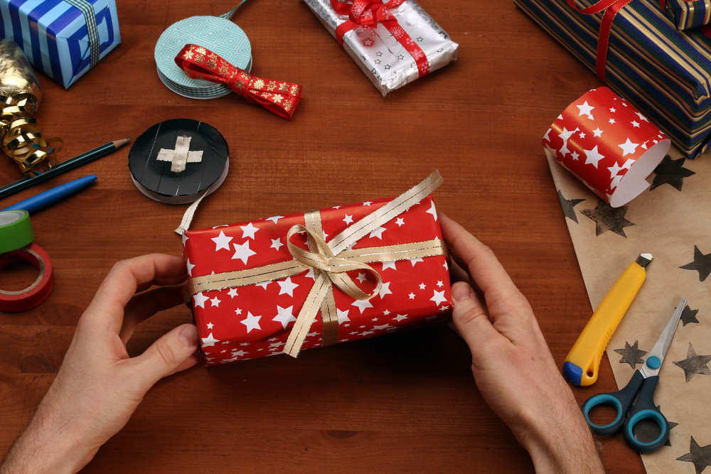 Cum sa impachetezi un cadou de Craciun in 12 secunde. Cele mai simple si rapide metode - VIDEO