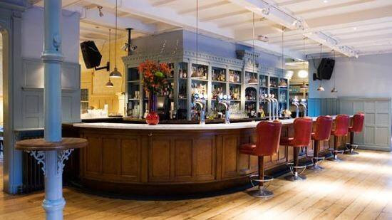 Localul care ofera mese gratuite oamenilor strazii: "Facem asta pentru ca putem". Gestul care a declansat mii de reactii