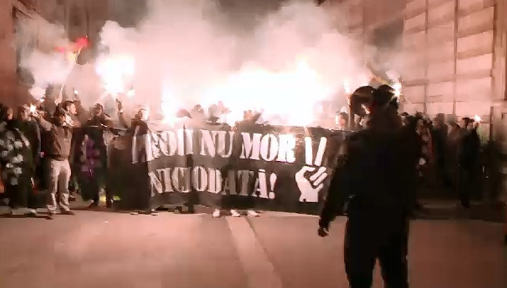 "Eroii nu mor niciodata". Suporterii echipei de fotbal Poli Timisoara au comemorat Revolutia din '89 pe strazile orasului