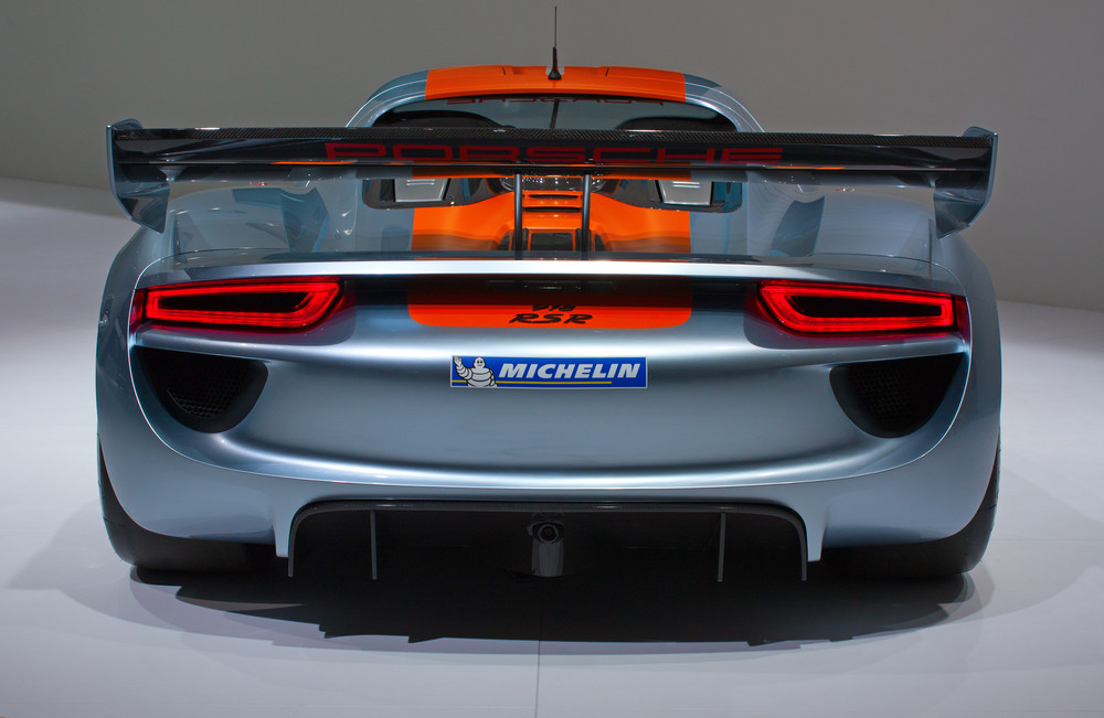 A facut praf masina de 1.5 milioane de euro a iubitului sau. Cum a reactionat el si ce i-a spus soferitei neatente