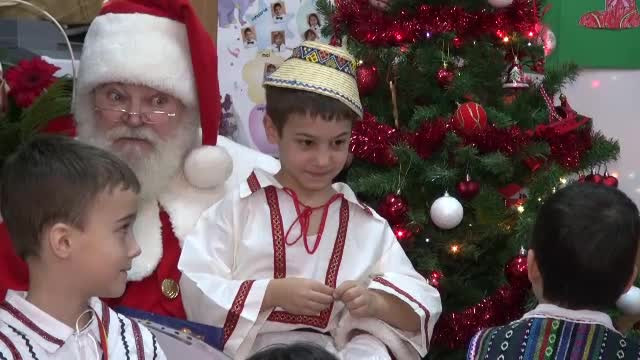 Mos Craciun a vizitat mai multe scoli din Capitala si le-a oferit elevilor daruri. Copiii i-au promis ca vor fi cuminti