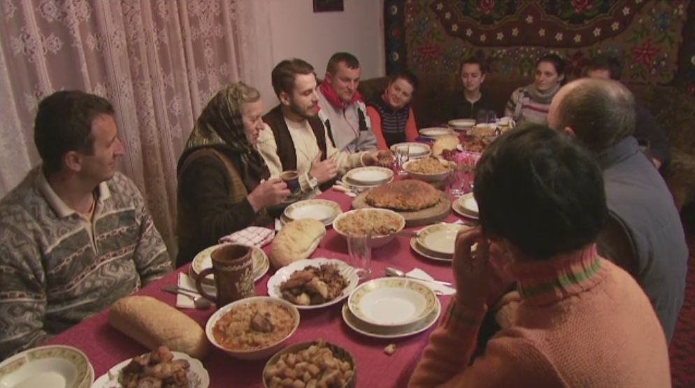 Chef Foa a gatit pentru o familie din Mehedinti. Cum s-au descurcat mamaia Iana si celebrul bucatar la pomana porcului