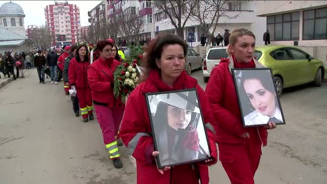 Victimele elicopterului SMURD prabusit in Lacul Siutghiol au fost conduse pe ultimul drum de sute de oameni