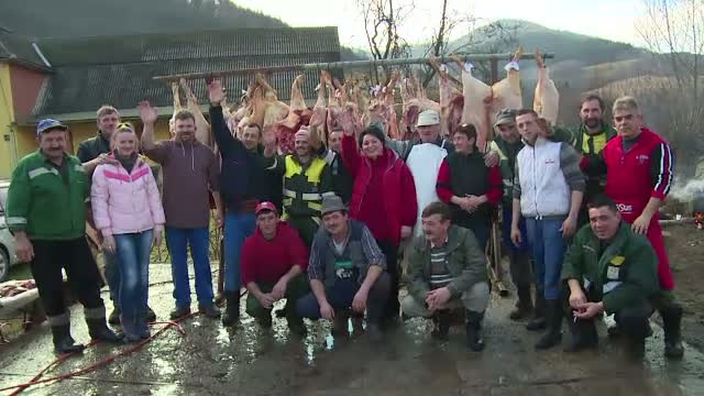 Spiritul Craciunului a atins si internetul. Romanii s-au organizat pe Facebook si au donat jucarii, haine si... porci