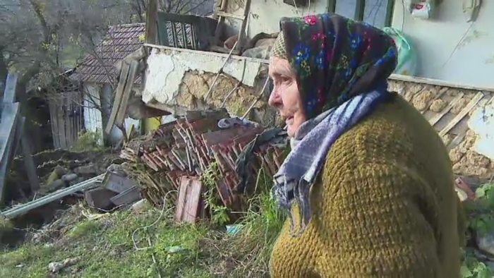 O batrana din Mehedinti a ramas fara casa, dupa o alunecare de teren. Satul terorizat de un "fenomen de la Dumnezeu"