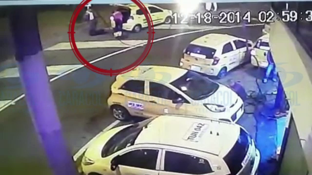 Accident grav surprins de camere. Un barbat care schimba cauciucul masinii a fost spulberat de un SUV condus cu viteza