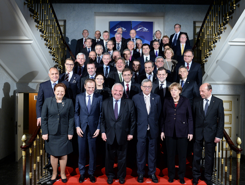 Traian Basescu s-a fotografiat alaturi de Angela Merkel la summitul liderilor europeni si la reuniunea PPE